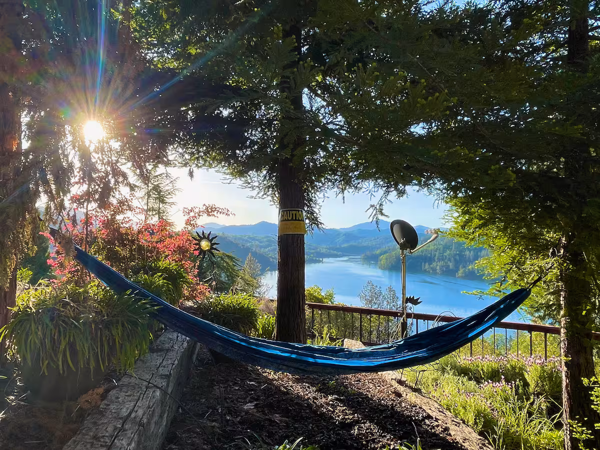 Shasta Lakeview Retreat - Cabin feel large home with breathtaking views, game room, decks and more 5