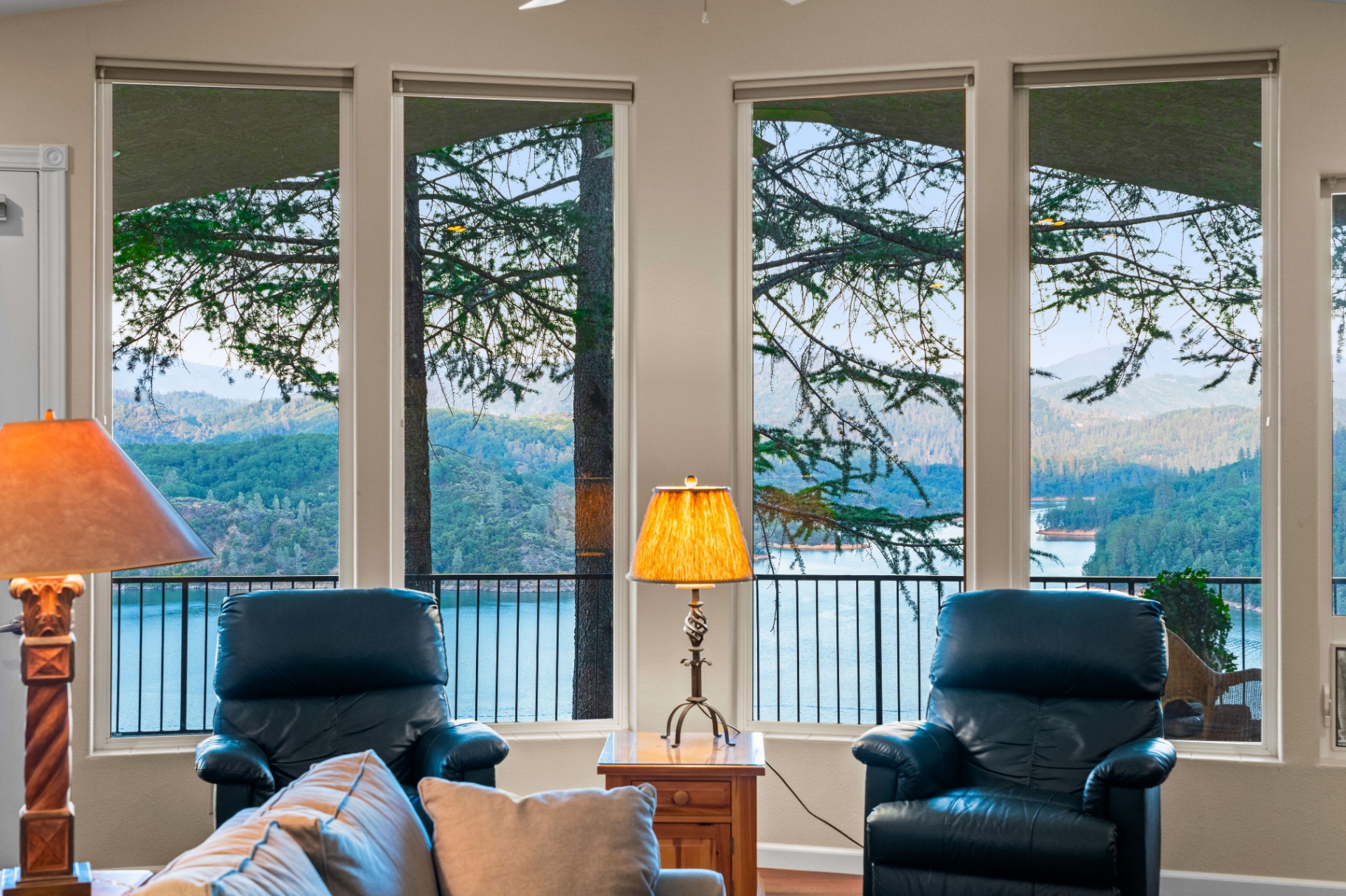 Zen Paradise Retreat: Stunning Lake & Hill Views from Two Large Decks 2