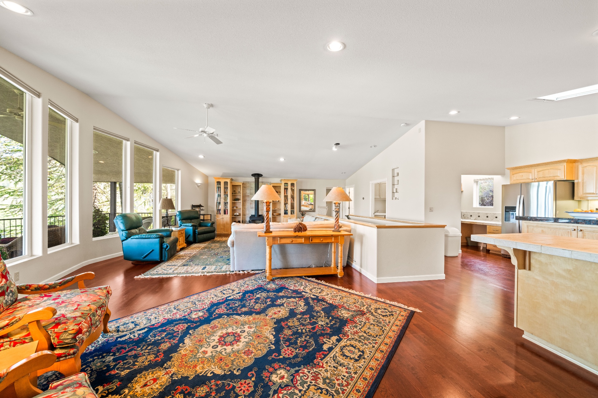 Zen Paradise Retreat: Stunning Lake & Hill Views from Two Large Decks 3